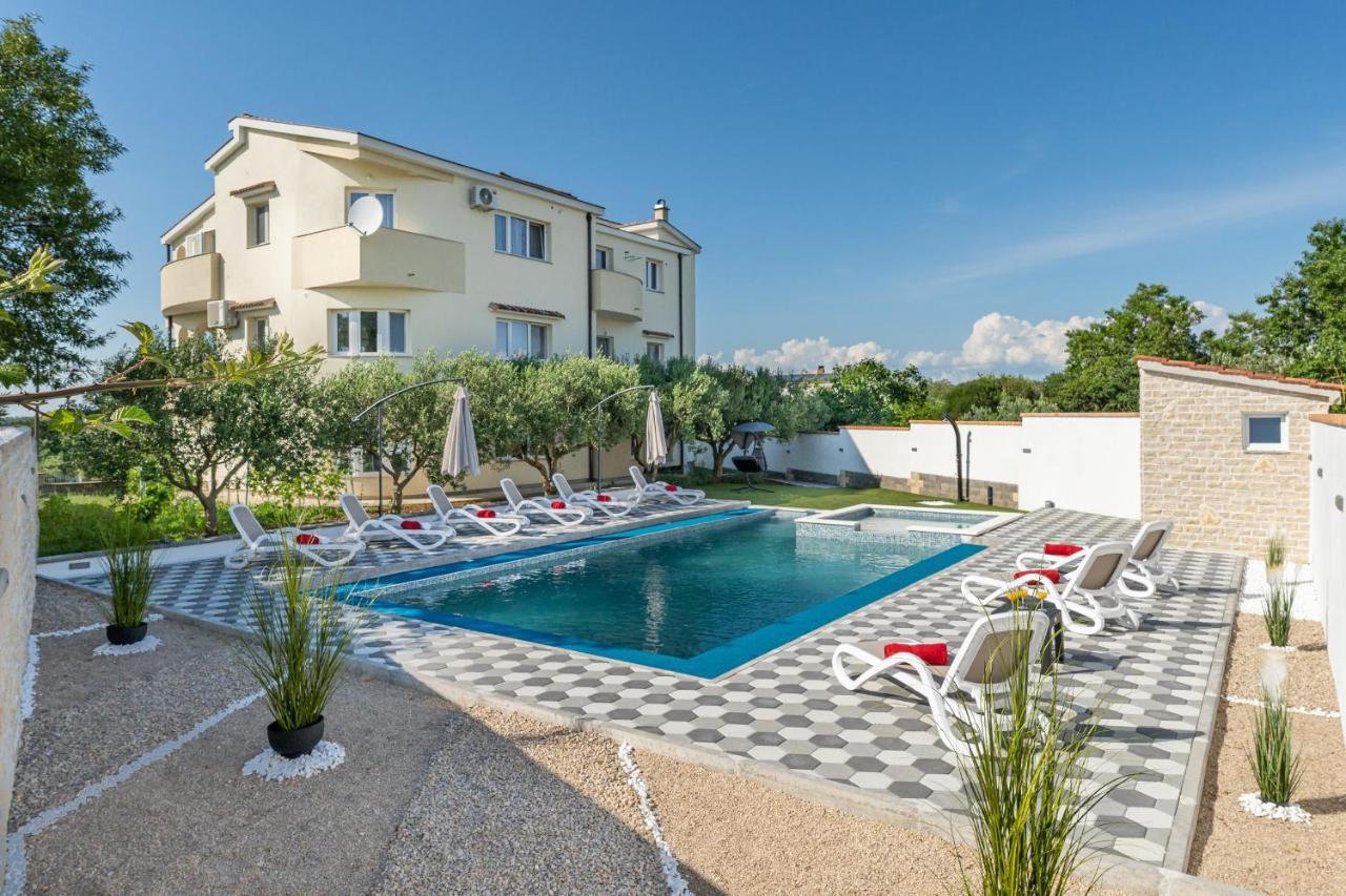Apartman Strmota S Bazenom Sveti Filip i Jakov Luaran gambar